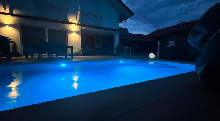 basen z oświetleniem